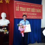 Đồng chí Nguyễn Tấn Luật nhận Huy hiệu 30 năm tuổi Đảng