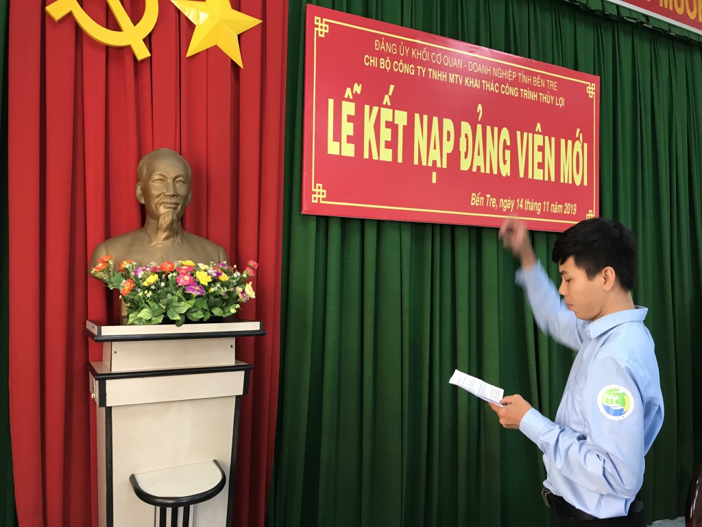 Đồng chí Lê Hồ Thanh Huy đọc lời tuyên thệ trước lá cờ Tổ Quốc, cờ Đảng và chân dung Chủ tịch Hồ Chí Minh