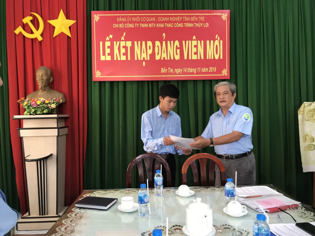 Bí thư Chi bộ trao Quyết định kết nạp và phân công nhiệm vụ cho đ/c Lê Hồ Thanh Huy